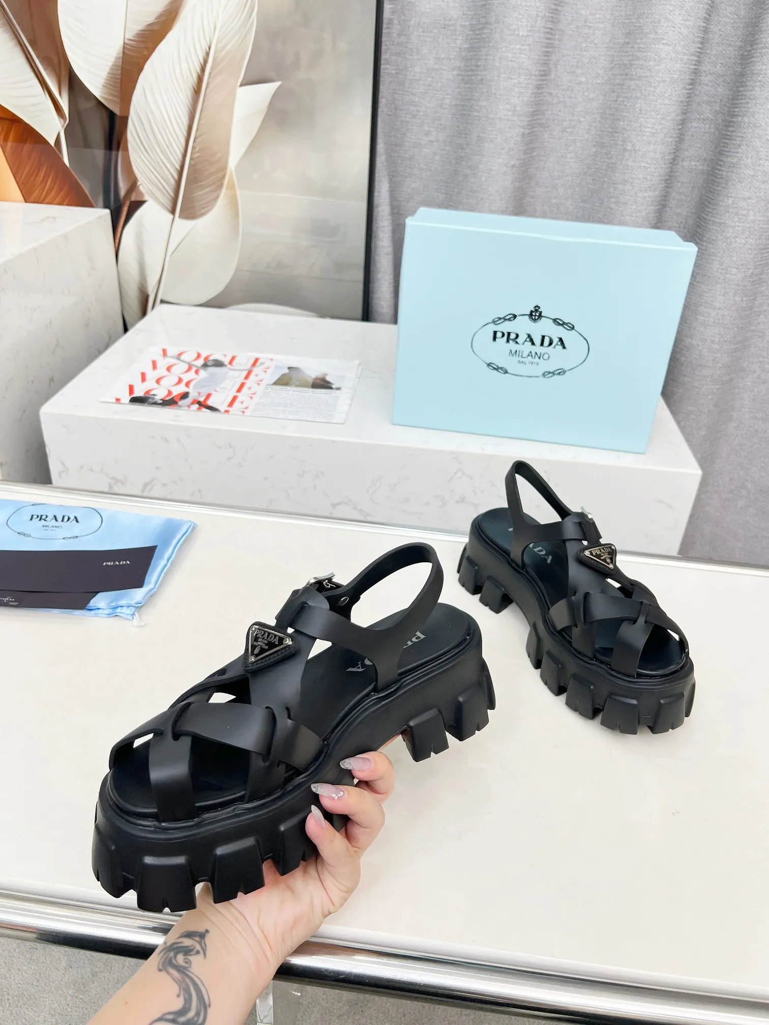 👟👟Ex-factory price 460👟👟 prada Roman shoes will definitely make you fall in love with them! The latest spring and summer sawtooth Roman braided thick-soled sandals E64, retro, fashionable and avant-garde gear teeth, 55mm thick-soled soles and uppers, making the whole pair of shoes light and comfortable. Bright colors, a variety of choices to satisfy fashionable people of different styles! The iconic metal triangle logo is paired with the shape of ancient beach sandals. Every design element is fashionable! Color: black and white Size: 35-41